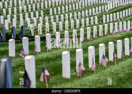 US-Flaggen halten sich am Montag, dem 30. Mai 2022 auf dem Arlington National Cemetery auf, während Präsident Joe Biden und First Lady Jill Biden zu den Feierlichkeiten zum Memorial Day eintreffen Stockfoto