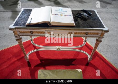 Reportage: Präsident Joe Biden unterzeichnet das Goldene Buch des Freistaats Bayern nach der Ankunft am Münchner Internationalen Flughafen, um am Samstag, den 25. Juni 2022, am G7-Gipfel in Schloss Elmau teilzunehmen. Stockfoto