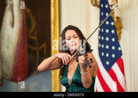 Reportage: Irische Violinistin Patricia Treacy tritt am Donnerstag, den 17. März 2022, auf einer Veranstaltung zum St. Patrick's Day im Ostzimmer des Weißen Hauses auf. Stockfoto