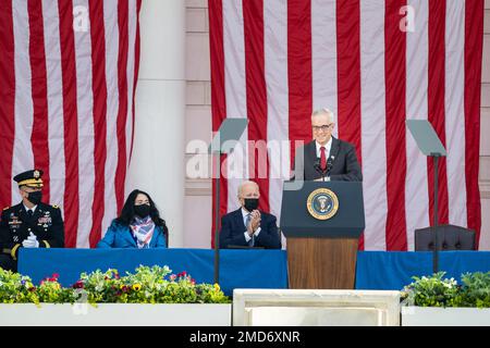 Reportage: Veterans Affairs Secretary Denis McDonough macht Bemerkungen, da Präsident Joe Biden an der jährlichen Feierlichkeiten zum National Veterans Day am Donnerstag, den 11. November 2021, im Memorial Amphitheater auf dem Nationalfriedhof Arlington teilnimmt Stockfoto