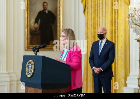 Reportage: Präsident Joe Biden sieht zu, während AFL-CIO-Präsidentin Liz Shuler am Mittwoch, den 8. September 2021, eine Rede hält Stockfoto