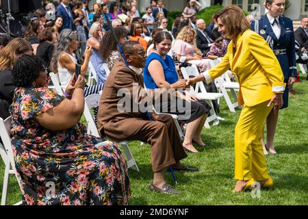 Reportage: Haussprecherin Nancy Pelosi, D-Calif., begrüßt die Gäste und feiert das 31. Jubiläum des American with Disabilities Act am Montag, den 26. Juli 2021, im Rosengarten des Weißen Hauses Stockfoto