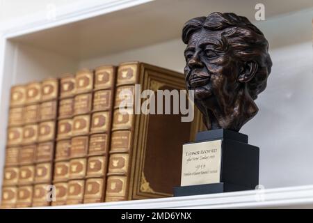 Eine Büste der ehemaligen First Lady Eleanor Roosevelt ist am Mittwoch, den 30. Juni 2021, im Oval Office des Weißen Hauses auf einem Bücherregal zu sehen Stockfoto