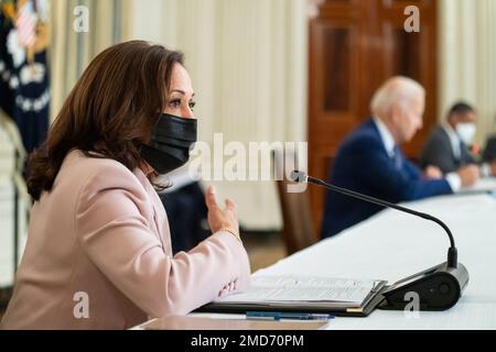 Reportage: Präsident Joe Biden und Vizepräsident Kamala Harris treffen sich am Donnerstag, den 5. August 2021, im State Dining Room des Weißen Hauses mit Vertretern der Bürgerrechte der asiatischen Amerikaner, der hawaiianischen Ureinwohner und der Pazifikinseln. Stockfoto