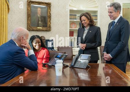 Reportage: Präsident Joe Biden, Vizepräsident Kamala Harris, Sekretär Antony Blinken und Cherelle Griner sprechen am Telefon mit dem WNBA-Star Brittney Griner, nachdem die Regierung am Donnerstag, den 8. Dezember 2022, ihre Freilassung aus einem russischen Gefängnis im Oval Office ausgehandelt hatte. Stockfoto