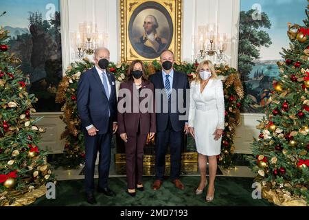 Reportage: Präsident Joe Biden und First Lady Jill Biden posieren für Fotos Vizepräsidentin Kamala Harris und zweiter Gentleman Doug Emhoff auf der Ferienreise zum Weißen Haus am Montag, den 20. Dezember 2021, im diplomatischen Empfangsraum des Weißen Hauses. Stockfoto