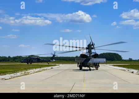 Zwei US-Dollar Air Force HH-60G Pave Hawks vom 56. Rettungstrupp zur Fluglinie am Luftwaffenstützpunkt Pápa, Ungarn, 13. Juli 2022, während der Übung Jolly Vihar. Jolly Vihar ist eine bilaterale Ausbildungsmaßnahme, die darauf abzielt, die Fähigkeit der US-amerikanischen und ungarischen Streitkräfte zur Durchführung integrierter Such- und Rettungseinsätze zu verbessern und die Fähigkeiten der NATO zur Boden- und Luftrettung auszubauen. Stockfoto