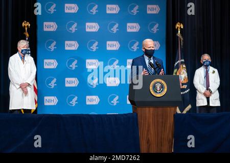 Reportage: Präsident Joe Biden, auf der Bühne von NIH-Direktor Dr. Francis Collins und Chief Medical Adviser des Präsidenten und Direktors der National Institutes of Allergy and Infectious Diseases Dr. Anthony Fauci, hält am Donnerstag, den 11. Februar 2021, eine Rede an den National Institutes of Health in Bethesda, Maryland Stockfoto