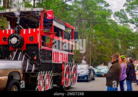 Während der Krewe de la Dauphine Mardi Gras Parade, die am 21. Januar 2023 in Dauphin Island, Alabama stattfindet, findet ein Karnevalswagen auf der Straße statt. Stockfoto