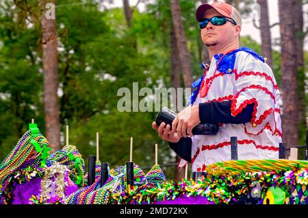 Mitglieder von Krewe de la Dauphine fahren auf einem Mardi Gras Floß während der Krewe de la Dauphine Mardi Gras Parade am 21. Januar 2023 auf Dauphin Island, Alabama. Stockfoto