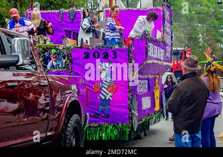 Mitglieder von Krewe de la Dauphine fahren auf einem Mardi Gras Floß während der Krewe de la Dauphine Mardi Gras Parade am 21. Januar 2023 auf Dauphin Island, Alabama. Stockfoto