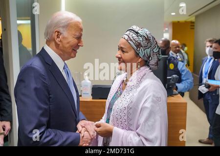 Bericht: Präsident Joe Biden begrüßt die stellvertretende UN-Generalsekretärin Amina Mohammed, als er am Mittwoch, dem 21. September 2022, am Amtssitz der Vereinten Nationen eintrifft Stockfoto