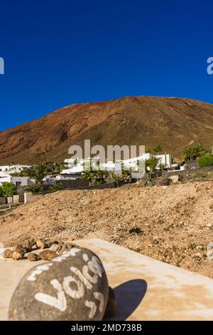 Ein Stein weist den Weg zum Gipfel des Montana Roja in Playa Blanca, Lanzarote. Stockfoto