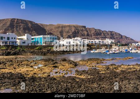 Weiße Häuser und der kleine Hafen in Orzola, Nord-Lanzarote. Stockfoto