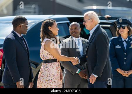 Reportage: Präsident Joe Biden begrüßt Oberst Adria Zuccaro, Milwaukee Mayor Cavalier ‚Chevy‘ Johnson und seine Frau Dominique Johnson und County Executive David Crowley am Montag, den 5. September 2022, am Milwaukee Mitchell International Airport Stockfoto