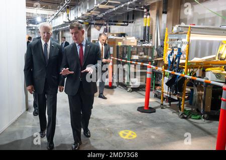 Reportage: Präsident Joe Biden spricht mit Arbeitsminister Marty Walsh, als er den Boston Logan International Airport nach einer Infrastrukturveranstaltung am Montag, den 12. September 2022, in Boston verlässt Stockfoto