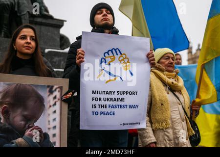 Krakau, Polen. 22. Januar 2023. Ukrainische Bürger und Anhänger nehmen an einer Solidaritätsdemonstration mit der Ukraine auf dem Hauptplatz Teil, während sie den Tag der ukrainischen Einheit am 333. Tag der russischen Invasion in der Ukraine feiern. Krakau, Polen, am 22. Januar 2023. Am 22. Januar 1919 wurde der Akt der Vereinigung der ukrainischen Volksrepublik (UNR) und der Westukrainischen Volksrepublik (ZUNR) verkündet. Es wurde zu einem wichtigen Symbol der Einheit der Ukrainer und zu einem Staatsfeiertag. Auf der ganzen Welt fanden Kundgebungen zur Unterstützung eines unabhängigen vereinigten Ukrainers statt. (Bild: © Beata Zawr Stockfoto