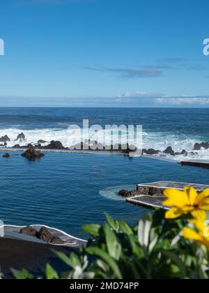 Die natürlichen Swimmingpools von Porto Moniz, Salzwasserpools, die in Lavaformationen des Ozeans auf Madeira, Portugal, geschaffen wurden Stockfoto