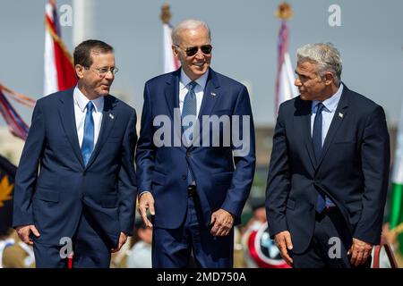 Bericht: Präsident Joe Biden, flankiert von dem israelischen Präsidenten Isaac Herzog, Left und Premierminister Yair Lapid, nimmt an einer Ankunftszeremonie am Mittwoch, den 13. Juli 2022, am Flughafen Ben Gurion in Tel Aviv, Israel, Teil. Stockfoto