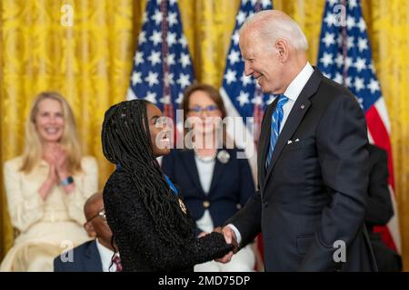 Präsident Joe Biden überreicht die Freiheitsmedaille an Turner Simon Biles, Donnerstag, den 7. Juli 2022, im Ostzimmer des Weißen Hauses. Stockfoto