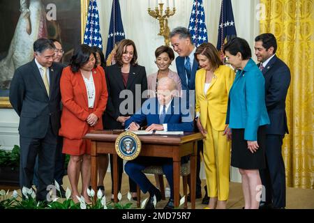 Bericht: Präsident Joe Biden unterzeichnet H.R. 3525, The Commission to Study the Potential Creation of a National Museum of Asian Pacific American History and Culture Act, Montag, 13. Juni 2022, im East Room des Weißen Hauses Stockfoto