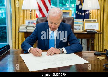 Präsident Joe Biden unterzeichnet eine kommission für die USA Küstenwache Admiral Linda L. Fagan, Mittwoch, 1. Juni 2022, im Oval Office Stockfoto