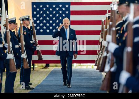 Präsident Joe Biden kommt in die USA Zeremonie zum Kommandowechsel der Küstenwache am Mittwoch, den 1. Juni 2022, in den USA Hauptquartier Der Küstenwache Stockfoto