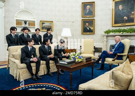 Bericht: Präsident Joe Biden nimmt am Dienstag, den 31. Mai 2022, ein digitales Video mit der K-Pop-Singgruppe BTS auf, im Oval Office des Weißen Hauses. Stockfoto