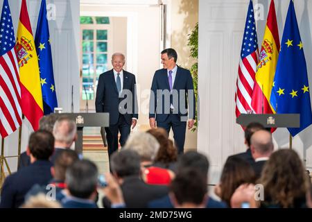 Bericht: Präsident Joe Biden kommt am Dienstag, den 28. Juni 2022, zu einer Pressekonferenz mit dem spanischen Präsidenten Pedro Sánchez im Palast von Moncloa in Madrid Stockfoto