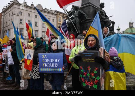 Krakau, Polen. 22. Januar 2023. Ukrainische Bürger und Anhänger nehmen an einer Solidaritätsdemonstration mit der Ukraine auf dem Hauptplatz Teil, während sie den Tag der ukrainischen Einheit am 333. Tag der russischen Invasion in der Ukraine feiern. Krakau, Polen, am 22. Januar 2023. Am 22. Januar 1919 wurde der Akt der Vereinigung der ukrainischen Volksrepublik (UNR) und der Westukrainischen Volksrepublik (ZUNR) verkündet. Es wurde zu einem wichtigen Symbol der Einheit der Ukrainer und zu einem Staatsfeiertag. Auf der ganzen Welt fanden Kundgebungen zur Unterstützung eines unabhängigen vereinigten Ukrainers statt. (Bild: © Beata Zawr Stockfoto