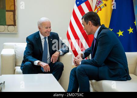 Bericht: Präsident Joe Biden nimmt am Dienstag, den 28. Juni 2022, an einem bilateralen Treffen mit dem spanischen Präsidenten Pedro Sánchez im Palast von Moncloa in Madrid Teil. Stockfoto