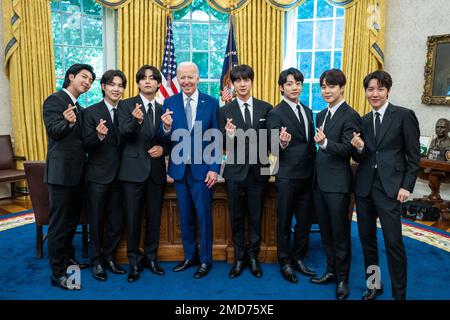 Bericht: Präsident Joe Biden nimmt am Dienstag, den 31. Mai 2022, ein digitales Video mit der K-Pop-Singgruppe BTS im Oval Office des Weißen Hauses auf Stockfoto