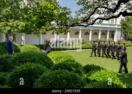 Präsident Joe Biden begrüßt die Gesangsgruppe BTS am Dienstag, den 31. Mai 2022, im Rosengarten des Weißen Hauses. Stockfoto