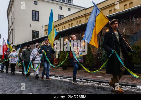 Krakau, Polen. 22. Januar 2023. Ukrainische Bürger und Anhänger nehmen an einer Solidaritätsdemonstration mit der Ukraine Teil, während sie den Tag der ukrainischen Einheit am 333. Tag der russischen Invasion in der Ukraine feiern. Krakau, Polen, am 22. Januar 2023. Am 22. Januar 1919 wurde der Akt der Vereinigung der ukrainischen Volksrepublik (UNR) und der Westukrainischen Volksrepublik (ZUNR) verkündet. Es wurde zu einem wichtigen Symbol der Einheit der Ukrainer und zu einem Staatsfeiertag. Auf der ganzen Welt fanden Kundgebungen zur Unterstützung eines unabhängigen vereinigten Ukrainers statt. (Kreditbild: © Beata Zawrzel/ZUMA Press Wire) Stockfoto