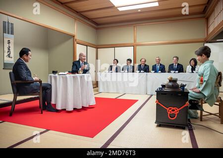 Reportage: Präsident Joe Biden nimmt am Montag, den 23. Mai 2022, im Restaurant Kochuan in Tokio an einer Zeremonie zum grünen Tee Teil, die vom japanischen Premierminister Kishida Fumio und seiner Frau Yuko Kishida ausgerichtet wird Stockfoto