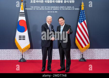 Bericht: Präsident Joe Biden posiert für ein offizielles Foto mit dem südkoreanischen Präsidenten Yoon Suk Yeol am Samstag, den 21. Mai 2022, im Volkshaus in Seoul, Südkorea Stockfoto
