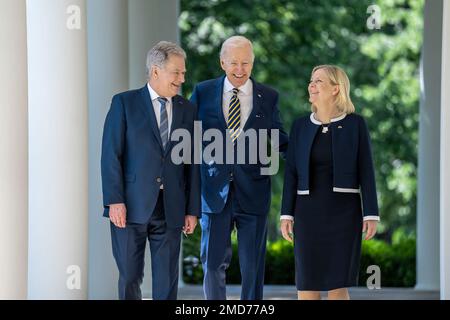 Bericht: Präsident Joe Biden, finnischer Präsident Sauli Niinistö und schwedische Premierministerin Magdalena Andersson gehen am Donnerstag, den 19. Mai 2022, entlang der Westkolonnade des Weißen Hauses Stockfoto