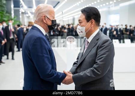 Bericht: Präsident Joe Biden trifft am 20. Mai 2022 auf dem Samsung Electronics Pyeongtaek Campus in Pyeongtaek, Südkorea ein. Und wird vom südkoreanischen Präsidenten Yoon Suk Yeol begrüßt Stockfoto