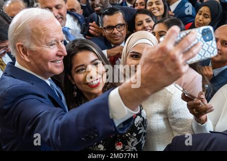 Reportage: Präsident Joe Biden macht Fotos mit Gästen, nachdem er am Montag, den 2. Mai 2022, eine Rede beim Eid-Festempfang im Ostzimmer des Weißen Hauses gehalten hat. Stockfoto