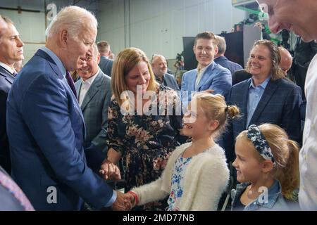 Reportage: Präsident Joe Biden begrüßt Gäste nach seinen Ausführungen am Freitag, den 6. Mai 2022, bei United Performance Metals in Hamilton, Ohio Stockfoto