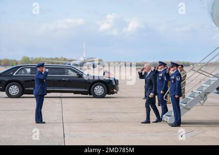 Präsident Joe Biden begrüßt Oberst Matthew Jones auf der Joint Base Andrews, Maryland, nach seiner Reise nach New Hampshire am Dienstag, den 19. April 2022, und besteigt auf dem Weg zum Weißen Haus die Presidential-Autokolonne. Stockfoto