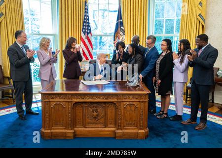 Bericht: Präsident Joe Biden, zusammen mit First Lady Jill Biden, Vizepräsident Kamala Harris und Second Gentleman Douglas Emhoff, unterzeichnet die kommission für den Obersten Gerichtshof Ketanji Brown Jackson am Freitag, den 8. April 2022 Stockfoto