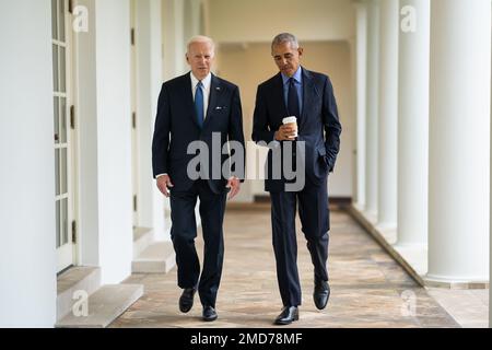 Reportage: Präsident Joe Biden und ehemaliger Präsident Barack Obama gehen am Dienstag, den 5. April 2022, entlang der Westkolonnade des Weißen Hauses Stockfoto