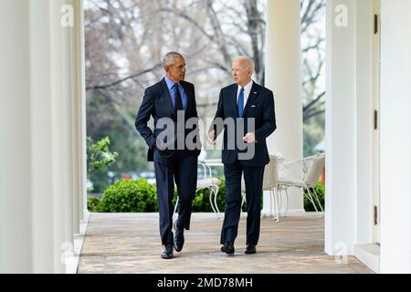 Reportage: Präsident Joe Biden und ehemaliger Präsident Barack Obama gehen am Dienstag, den 5. April 2022 durch die Kolonnade des Weißen Hauses, bevor sie an einer Veranstaltung zum Affordable Care Act teilnehmen. Stockfoto