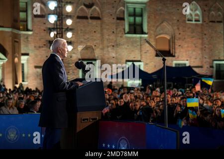 Reportage: Präsident Joe Biden spricht am Samstag, den 26. März 2022, im Königlichen Schloss in Warschau über den Krieg in der Ukraine. Stockfoto