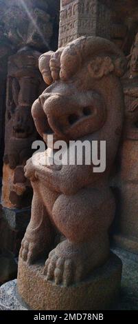 Eine vertikale Aufnahme der Säule der Löwenskulptur im Kailasanathar-Tempel in Tamil Nadu, Indien, Asien Stockfoto