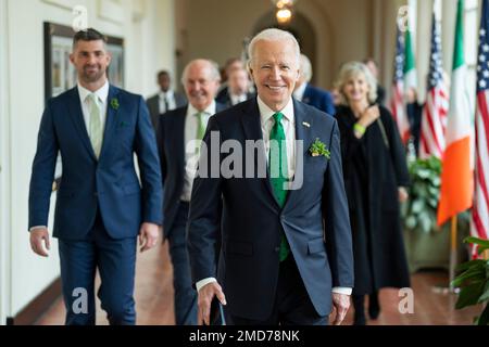 Reportage: Präsident Joe Biden spaziert am Donnerstag, den 17. März 2022, im Weißen Haus durch die Ostkolonnade während einer Tour mit dem irischen Rugbyspieler Rob Kearney und seinen Gästen Stockfoto