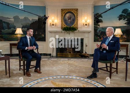 Reportage: Präsident Joe Biden nimmt am Freitag, den 25. Februar 2022, an einem Interview mit Brian Tyler Cohen im diplomatischen Empfangsraum des Weißen Hauses Teil Stockfoto