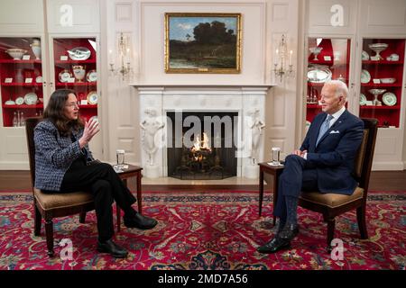 Präsident Joe Biden nimmt an einem Interview mit dem Historiker Heather Cox Richardson am Freitag, den 25. Februar 2022, im Chinaraum des Weißen Hauses Teil Stockfoto
