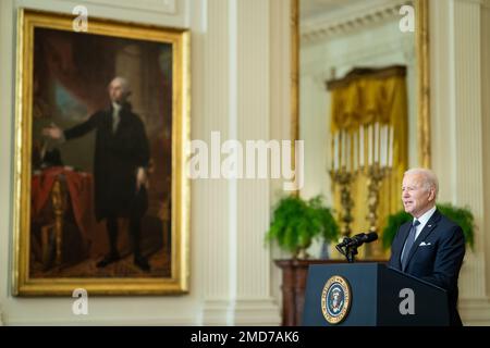 Bericht: Präsident Joe Biden gibt am Dienstag, den 15. Februar 2022, im Ostzimmer des Weißen Hauses eine Stellungnahme zur Lage in Russland und der Ukraine ab Stockfoto